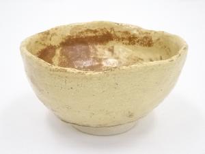 作家物　灰釉手捻茶碗